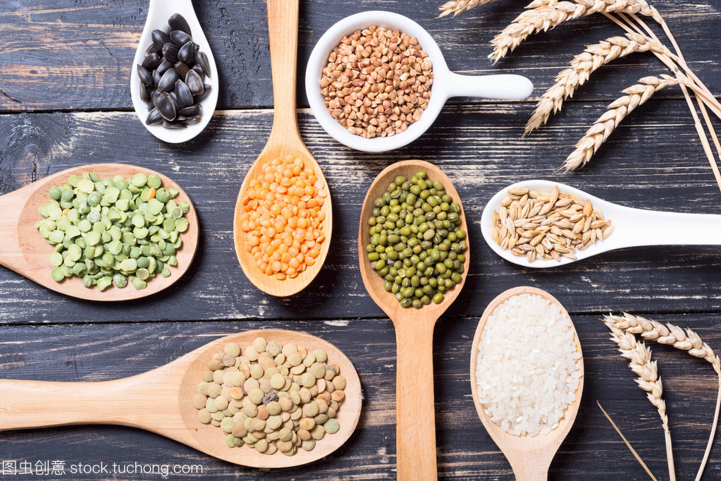 谷物丰饶与棉田织梦 木制背景下的农业画卷