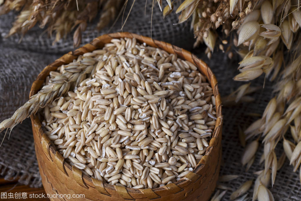 谷物储藏与农耕文化的交融 从柳条盒中的燕麦到棉田中的谷穗